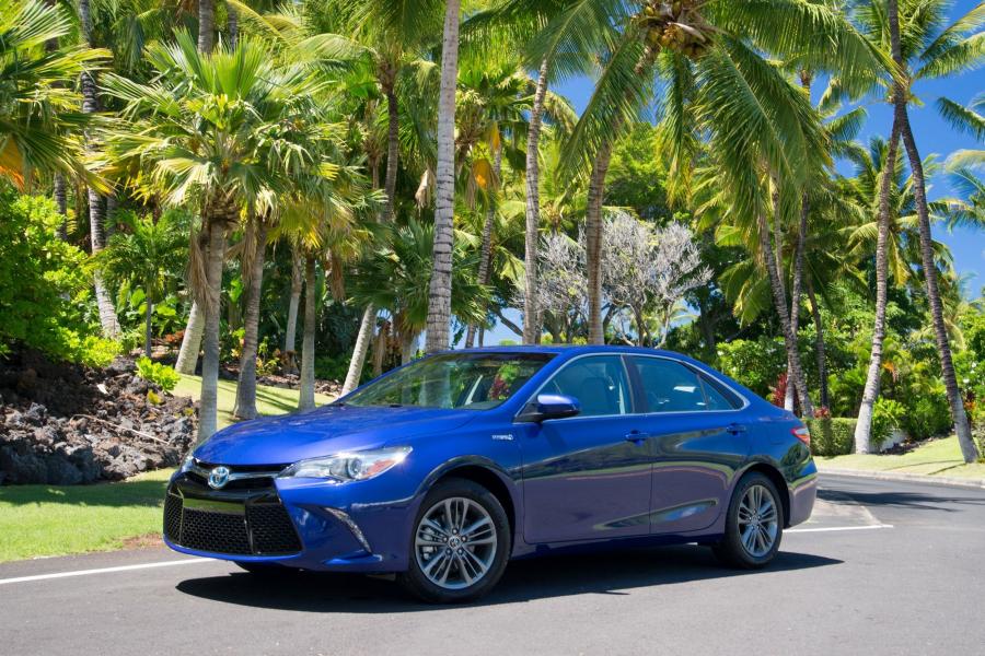  Toyota Camry Hybrid 2015 года  (US) (фото 4 из 28)